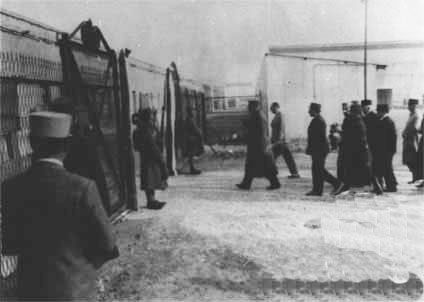 پرونده:RezaShah entersAPOC Abadan2.jpg