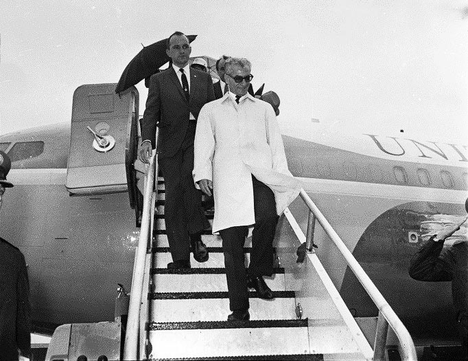 پرونده:ShahanshahAryamehrLoganAirportBostonJune1968.jpg