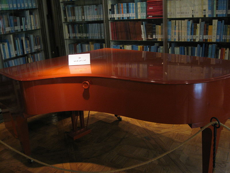 پرونده:Niavaran palace library (3).jpg