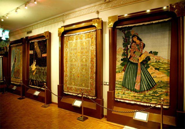 پرونده:CarpetMuseumofIran2536a6.jpg