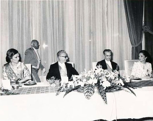 پرونده:ShahanshahShahbanouNiavaranPresidentLeoneOfficialReception1353d.jpg