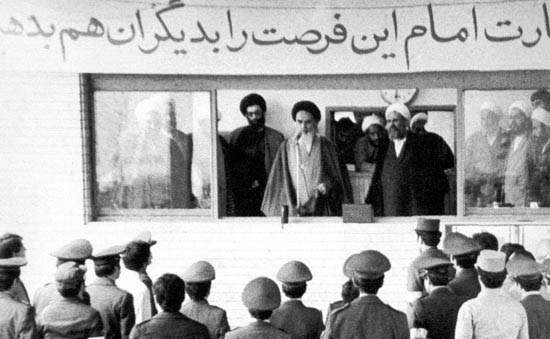 پرونده:AirForceSaluteKhomeini2.jpg
