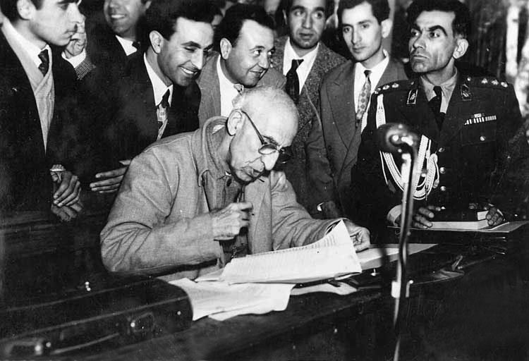 پرونده:MossadeghTrial44aa.jpg