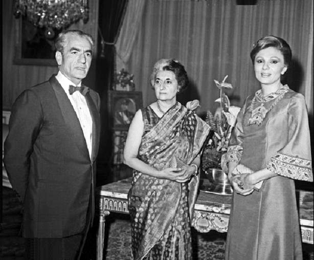 پرونده:ShahanshahShahbanouIndiraGandiNiavaranPalace1353.jpg