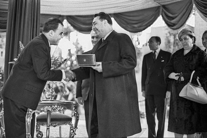 پرونده:ShahanshahMayorLeonidBrezhnevGoldenKeyTehranAbaan1342.jpg