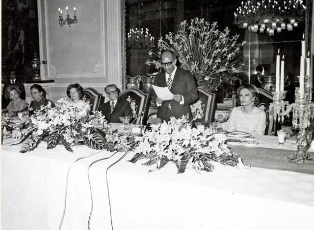 پرونده:ShahanshahAryamehrSadaatDinnerGolestanPalace2535a.jpg