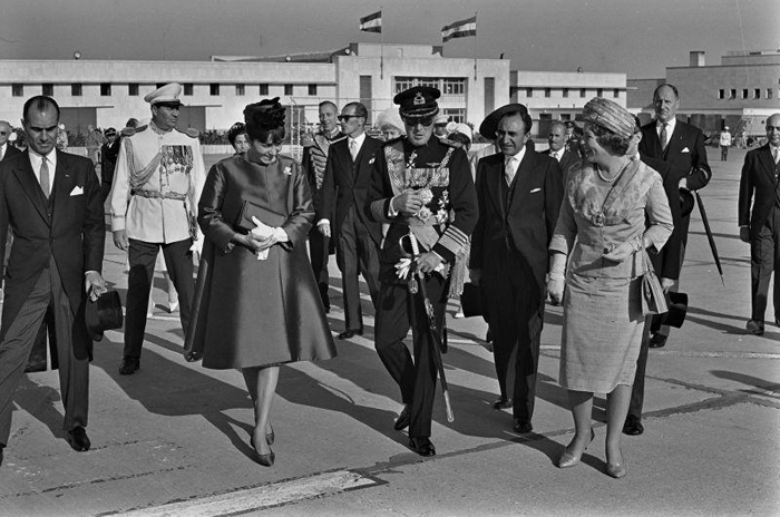 پرونده:ShahanshahShahbanouQueenJuliana1342d.jpg