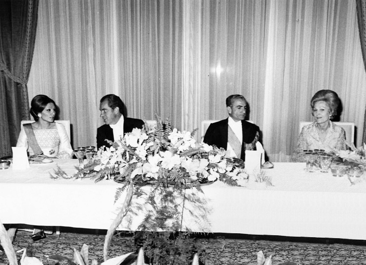 پرونده:ShahanshahShahbanouNixonDinnerSaadabad9Khordad1351m.jpg