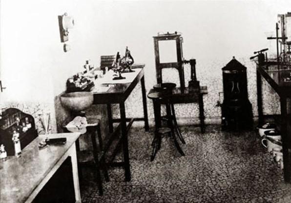 پرونده:Laboratory of Hospital of Abadan Refinery.jpg