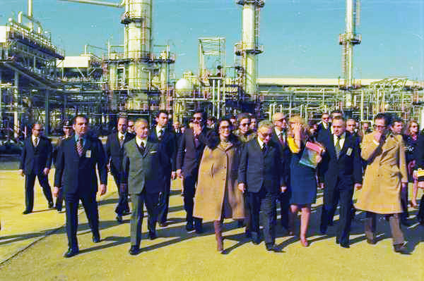 پرونده:ShirazRefineryPresidentLeoneAzar1353a.jpg