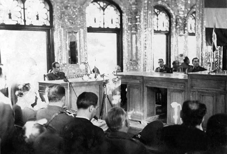 پرونده:MossadeghTrialCourtRoom1332b.jpg