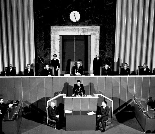 پرونده:KingHassanII AddressingTheSenate1347.jpg