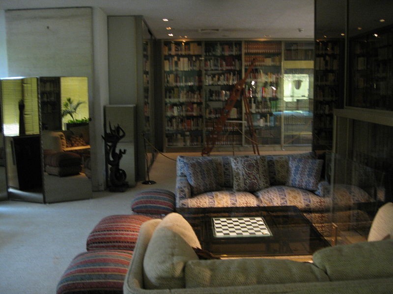 پرونده:Niavaran palace library (22).jpg