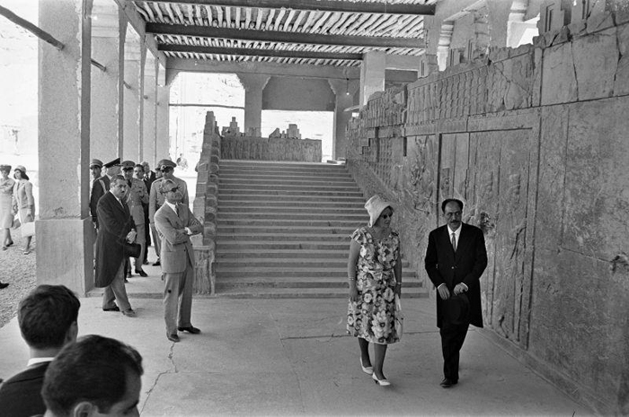 پرونده:Shahanshah QueenJuliana1342TakhteJamshid9.jpg