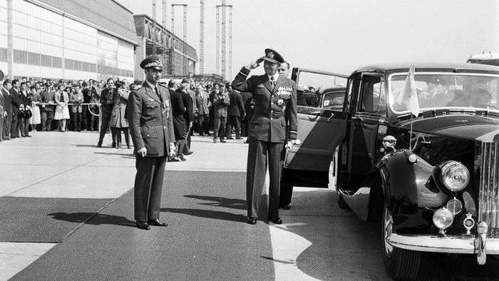 پرونده:ShahanshahArrivalKastrupAirportDenmarkKingFrederik IX 1338b.jpg