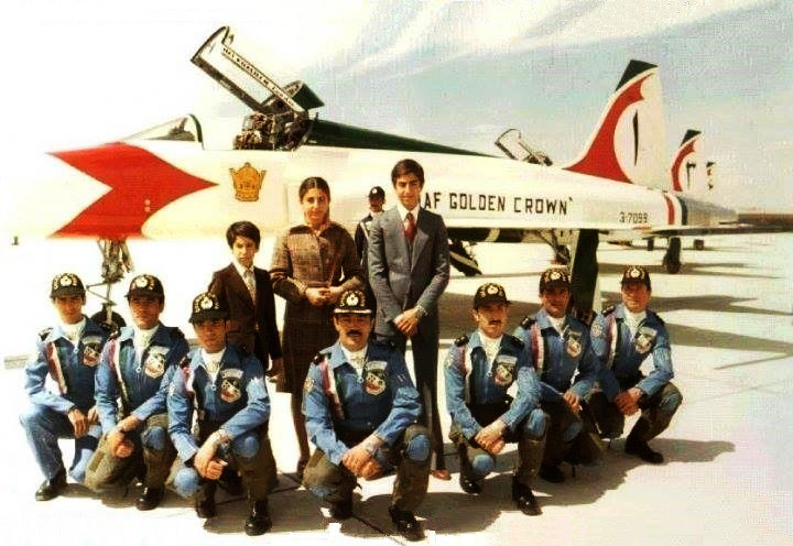 پرونده:ValiahdRezaPahlaviGoldenCrownAcrojet24Esfand2535a.jpg