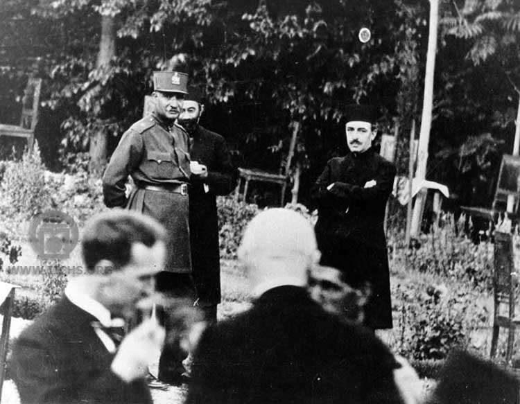 پرونده:RezaShahBozorg TaymourtashGuests.jpg