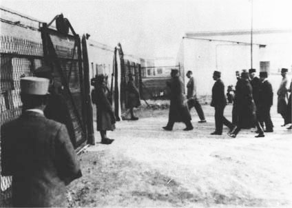 پرونده:Anglo-Persian Oil Company workers 8.jpg