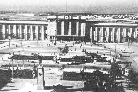 پرونده:RailwayStationTehran2.jpg