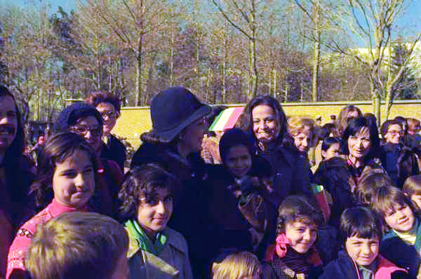 پرونده:FarmaniehTehran FirstLadyVisit ItalianSchoolAzar1353.jpg