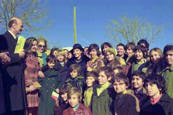 پرونده:FarmaniehTehran FirstLadyVisit ItalianSchoolAzar1353a.jpg