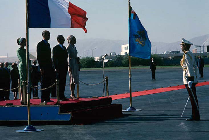 پرونده:AryamehrGiscard d’EstaingDepartureMehrabadMehr2535c.jpg