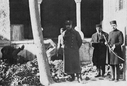 پرونده:RezaShahBozorgKarimKhanExhumation.jpg
