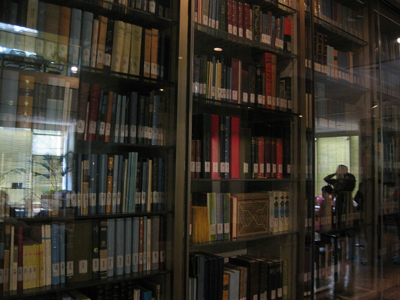 پرونده:Niavaran palace library (27).jpg