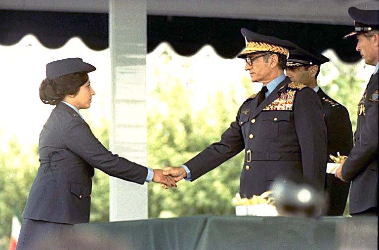 پرونده:ShahanshahAryamehrMarkazeAmouzesh haye Havayi FemalCadet1354.jpg