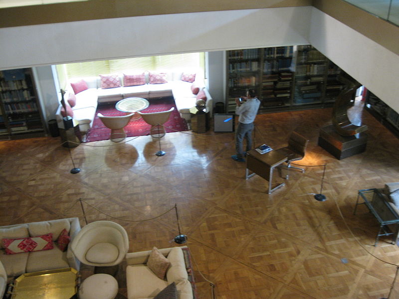 پرونده:Niavaran palace library (16).jpg