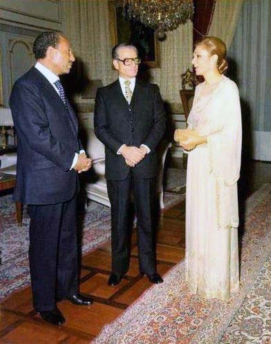 پرونده:ShahanshahPresidentSadatTehranAbaan2536b.jpg