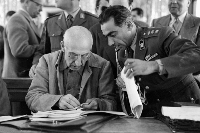 پرونده:MossadeghTrial8a1.jpg