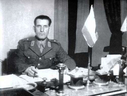 پرونده:Razmara in office v2.jpg