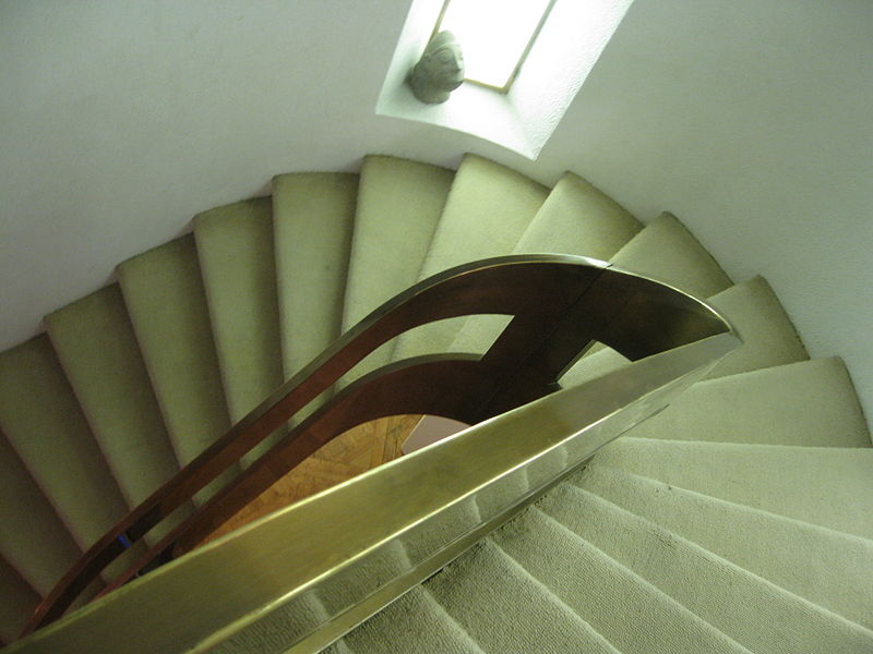 پرونده:Niavaran palace library (25).jpg