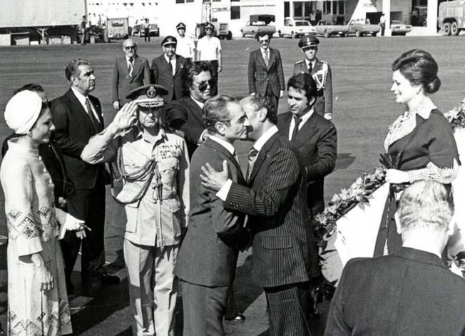 پرونده:ShahanshahAryamehrPresidentSadaatTehran25Khordad2535b3.jpg