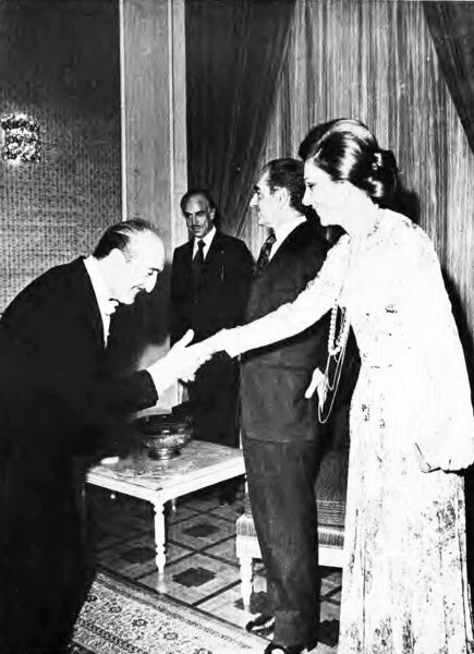 پرونده:ShahanshahAryamehrShahbanouJashnFarhangVaHonarAban1353a.jpg