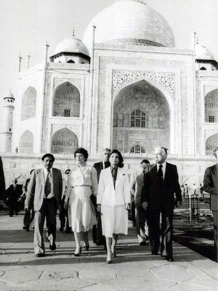 پرونده:PrincessAshrafVisitIndiaTajMahalEsfand2536.jpg