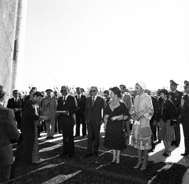 پرونده:ShahanshahAryamehrPresidentSadaatShahyad25Khordad2535b.png