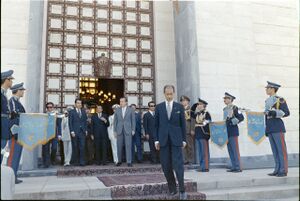 PresidentNixonRezaShahBozorgTomb10Khordad1351.jpg