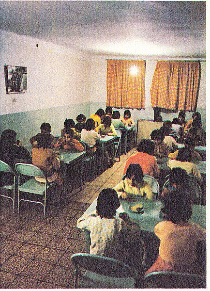 پرونده:Orphanagediningroom .jpg