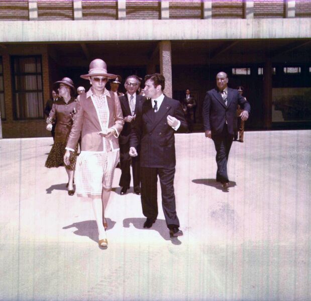 پرونده:ShahbanouNikpayShahestanPahlavi2536Shahanshahi14.jpg