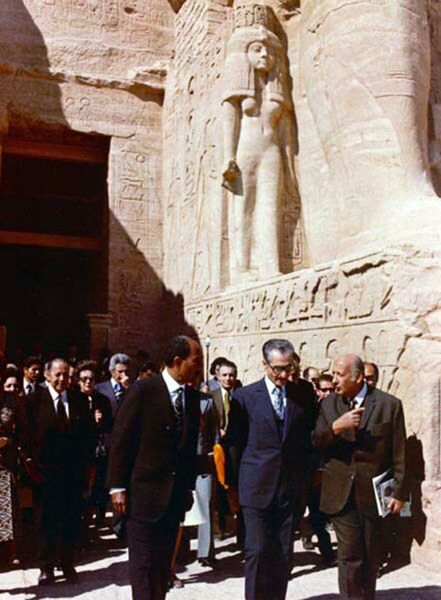 پرونده:ShahanshahAryamehrShahbanouPresidentSadatLuxorDey1353g.jpg