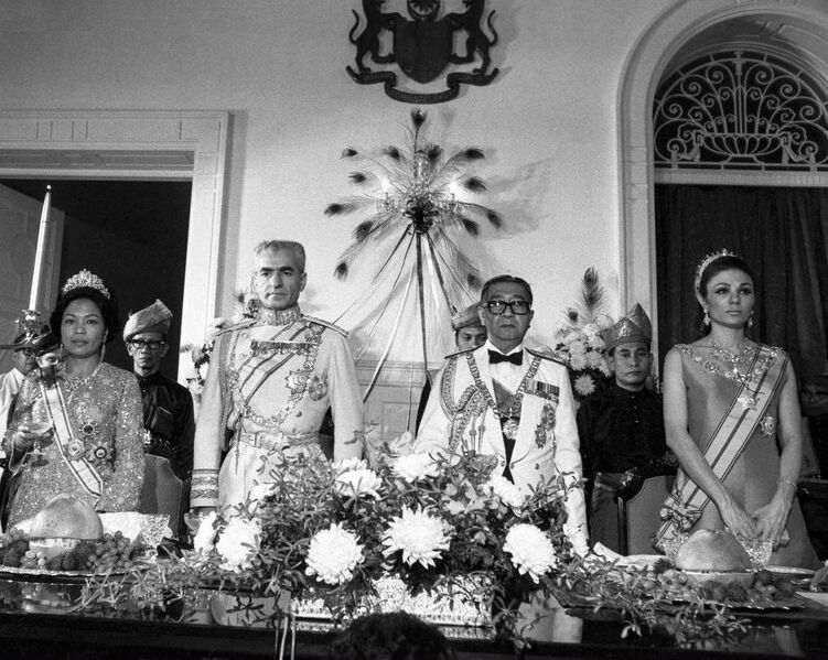 پرونده:ShahanshahShahbanouKingQueenMalaysia27Dey1346.jpg
