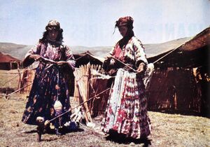 IranianTribesKurdishSpinYarn.jpg