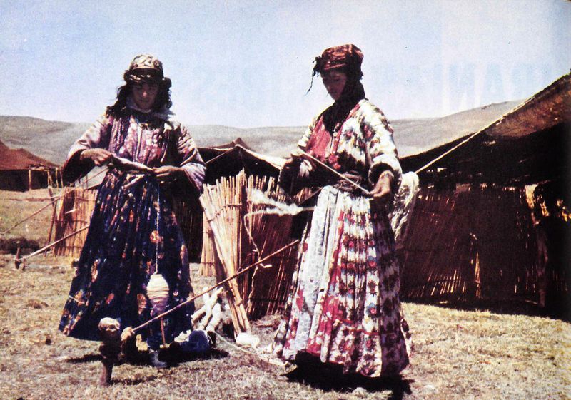 پرونده:IranianTribesKurdishSpinYarn.jpg