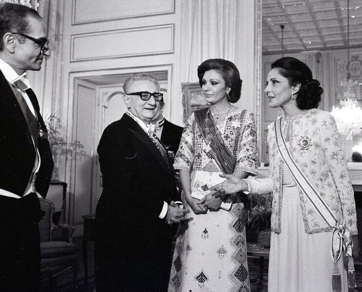 پرونده:ShahanshahShahbanouNiavaranLeoneOfficialReception1353.jpg
