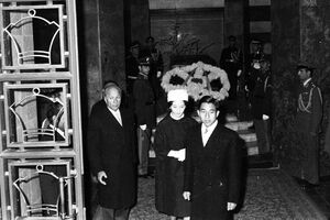 CrownPrinceAkihitoPrincessMichiko visitMausoleumRezaShahAbaan1339g.jpg
