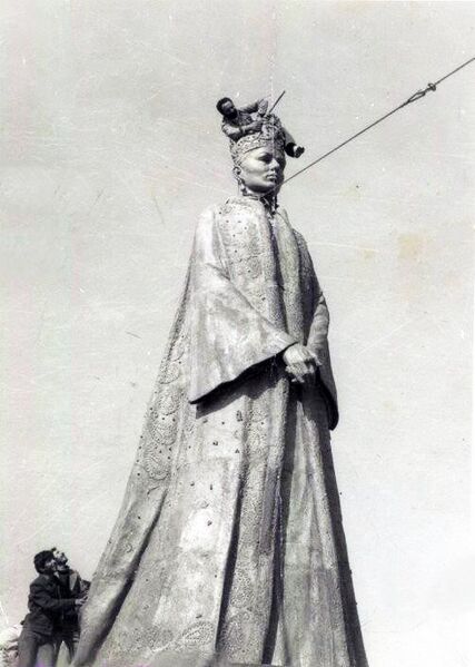 پرونده:DestrctionShahbanouStatueOnShahbanouFarahDam1357a.jpg