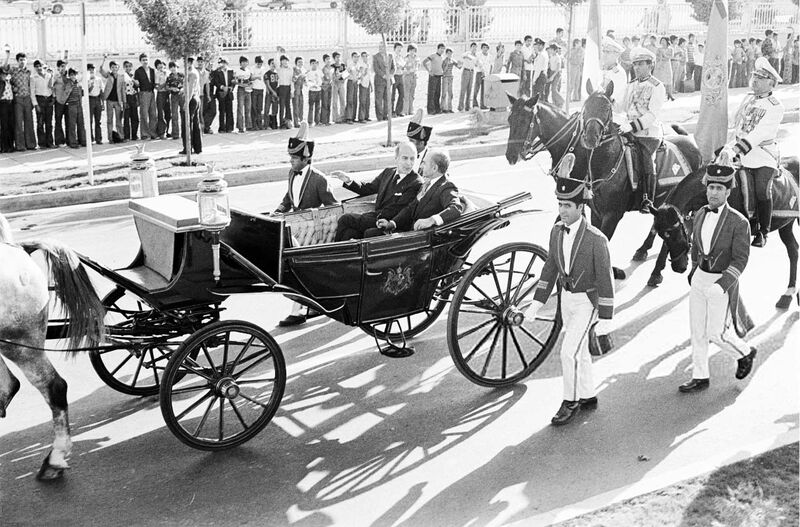 پرونده:ShahanshahAryamehrGiscard d’EstaingTehranArrivalMehr2535p.jpg