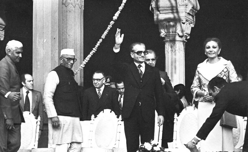 پرونده:ShahanshahShahbanouNew Delhi14Bahman2536MorajiDesaiPM.jpg